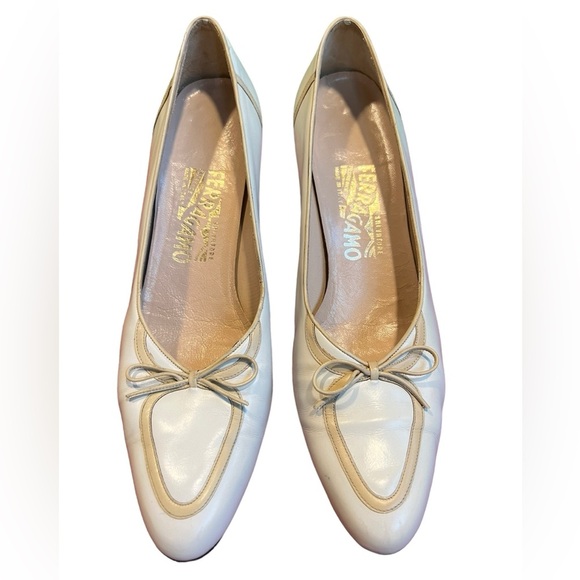 1950s Salvatore Ferragamo Heels Retro White, Beige, Brown Bow Pumps Size 10 - Picture 3 of 11